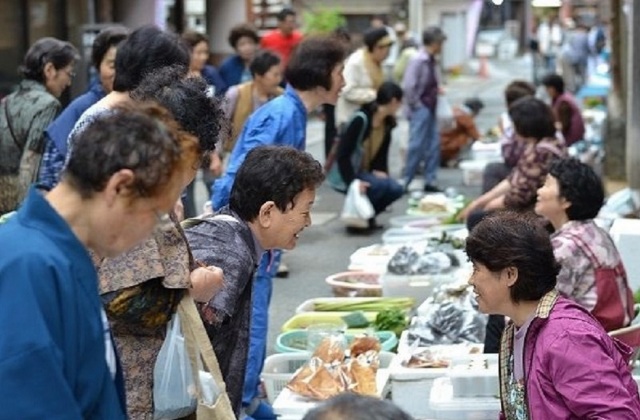 旬の山菜や野菜がずらり!肘折温泉朝市