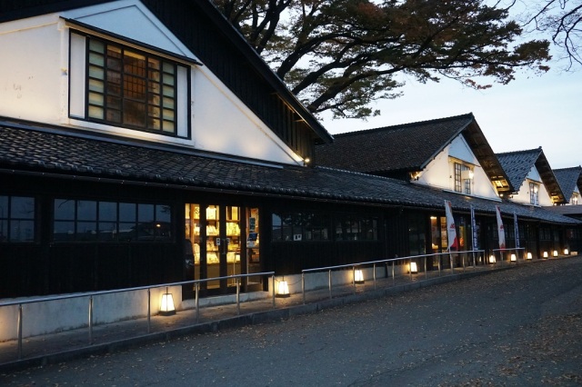 歴史感じる山居倉庫のライトアップ