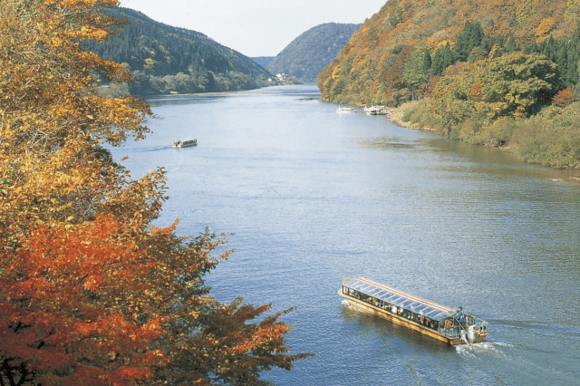 紅葉が水面に映える
